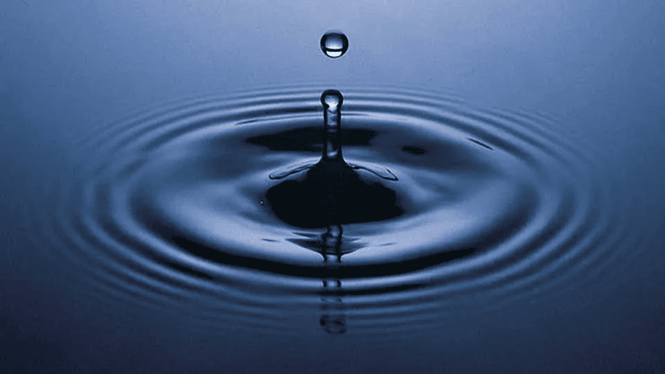 drop in water making waves, showing analogy of radio waves